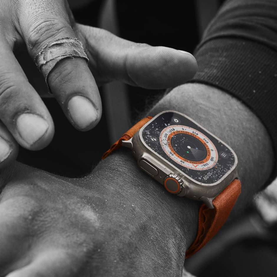 Apple MQFL3TY/A Watch Ultra Smartwatch 49 mm GPS + Cellular 4G Wi-Fi colore Titanio con cinturino Loop Arancione