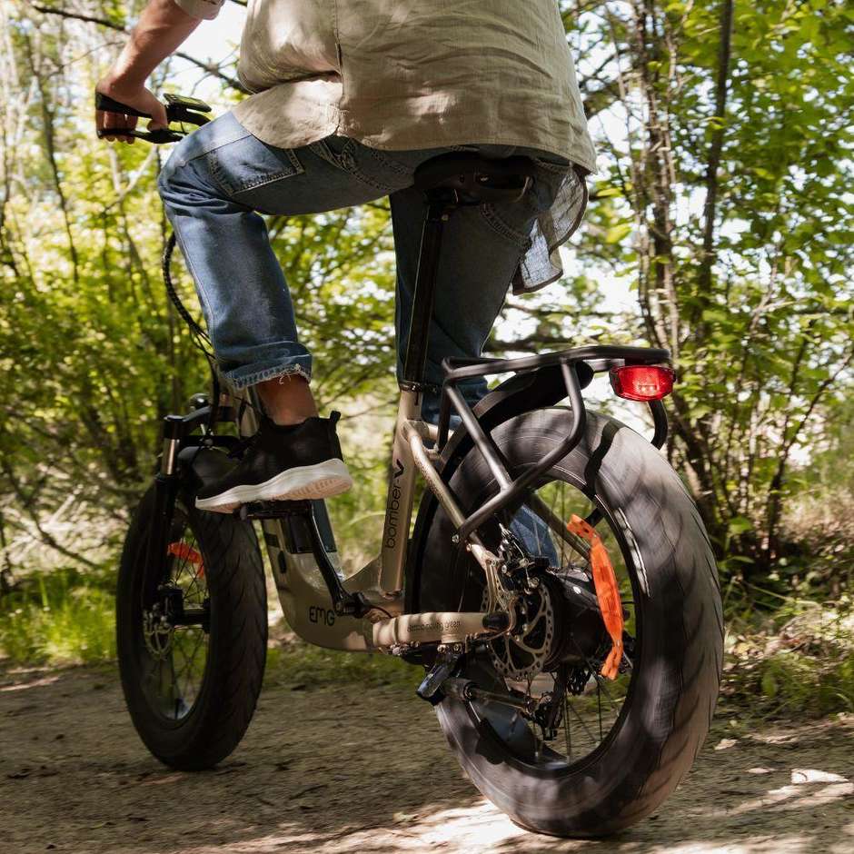 EMG Bomber (20FBV16) E-Bike Fat Pieghevole 20" Telaio Alluminio 250W Batteria 36V 10Ah Cambio Shimano 6V Bianco Perla