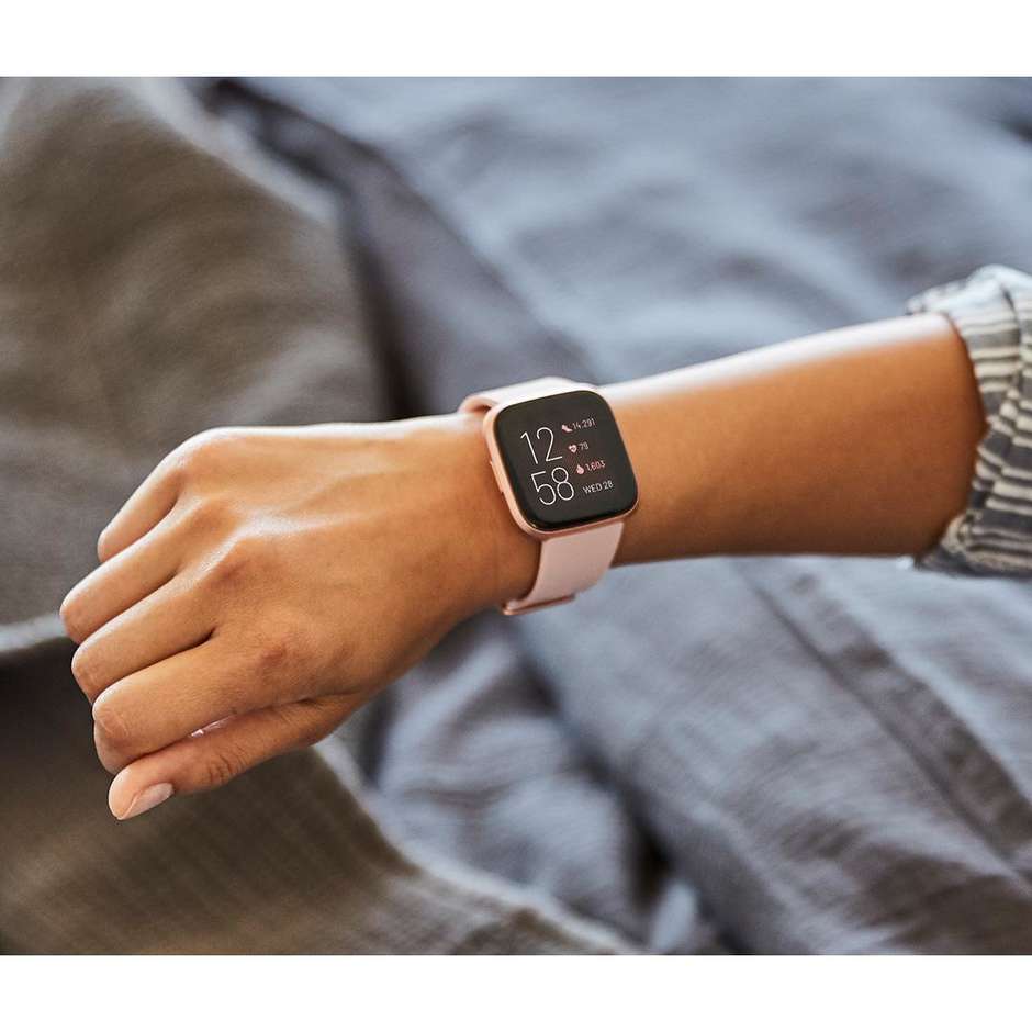 Fitbit FB507RGPK Versa 2 Smartwatch 1.4" battito cardiaco Alexa integrato colore rosa alluminio