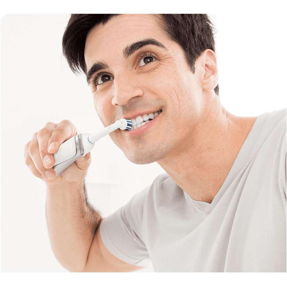 Oral-B PRO 700 3D White Spazzolino elettrico rotante e oscillante colore blu e bianco