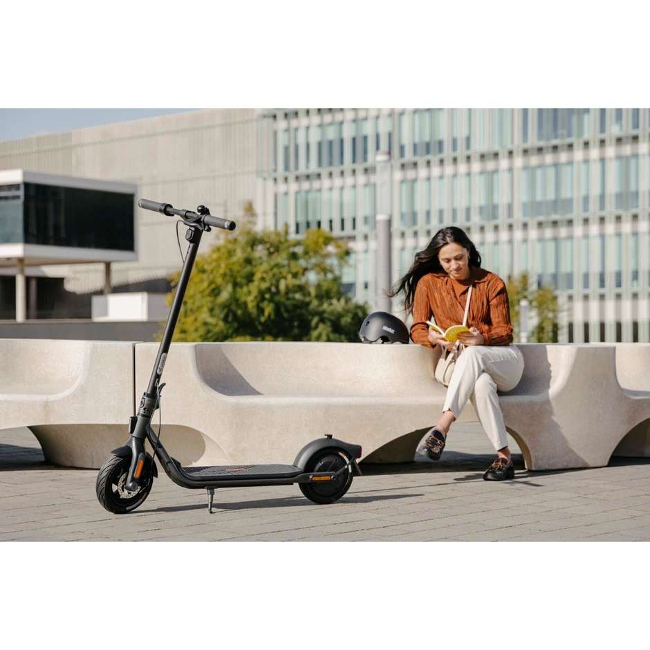 Segway KickScooter F2 Monopattino 10" Velocita max 25 km/h Autonomia max 40 Km Colore Nero