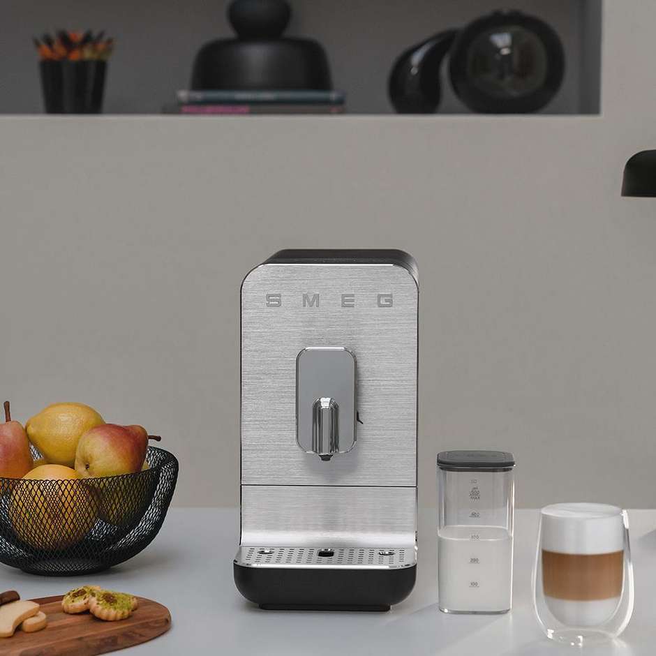 Smeg BCC13BLMEU Macchina da Caffè Automatica con sistema latte Collezione Aesthetic Colore Nero