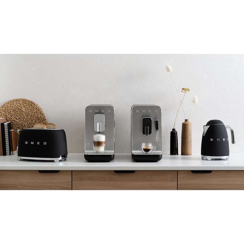 Smeg KLF03BLMEU Bollitore Elettrico Capacita 1.7 Lt Base Antiscivolo e Avvolgicavo Integrato Potenza 2400 W Colore Nero