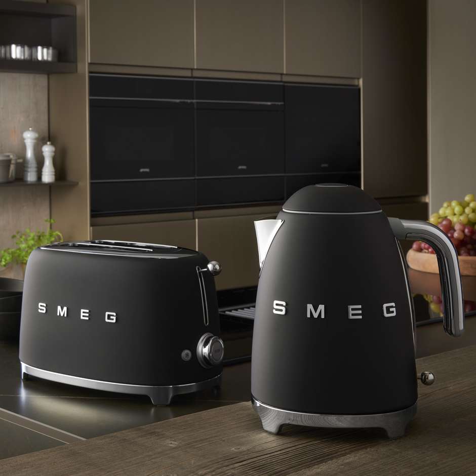 Smeg KLF03BLMEU Bollitore Elettrico Capacita 1.7 Lt Base Antiscivolo e Avvolgicavo Integrato Potenza 2400 W Colore Nero